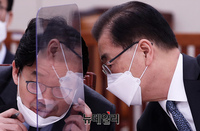 [포토] 대화 나누는 정의용 외교부 장관과 최종문 2차관