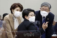 [포토] 대화 나누는 한정애·이재갑·임이자