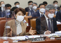 [포토] 질문에 답하는 한정애 환경부 장관