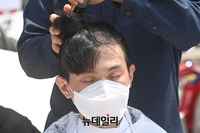 [포토] "원전오염수 방류 철회하라"…대진연, 日대사관 앞 삭발식 