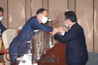 [포토] 인사 나누는 홍남기 총리 직무대행