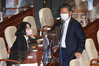 [포토] 대화 나누는 정청래·윤미향