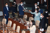 [포토] 김상희 부의장 사과 요구하며 퇴장하는 국민의힘 의원들