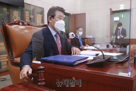 [포토] 문체위 체육관광법안심사소위, 의사진행하는 박정 위원장