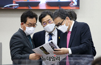 [포토] 대화 나누는 유기홍·정청래·곽상도