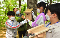 [포토] 지구의날 기념, 송파둘레길에 인공 새 집 달기 