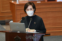 [포토] 답변하는 유은혜 사회부총리 겸 교육부 장관
