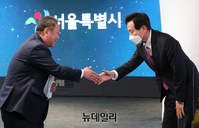 [포토] 취임식서 김인호 의장과 악수나누는 오세훈 서울시장