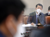 [포토] 정무위 출석한 은성수 금융위원장