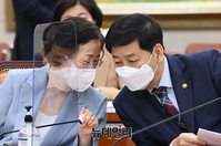 [포토] 대화 나누는 조성욱 공정거래위원장과 구윤철 국무조정실장