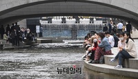 [포토] 초여름 더위에 청계천 찾은 시민들