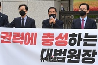 [포토] 김명수 대법원장 사퇴촉구 기자회견, 발언하는 이재오 비상시국연대 대표