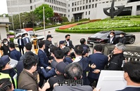 [포토] 국민의힘 항의 속 출근하는 김명수 대법원장 차량
