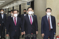 [포토] 입장하는 국민의힘 지도부