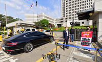 [포토] 김명수 대법원장 사퇴촉구 릴레이 1인시위 이어가는 정찬민 의원
