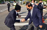 [포토] 김명수 사퇴촉구 기자회견서 만난 김기현-이재오