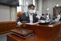 [포토] 의사봉 두드리는 김영진 국회운영개선소위원장