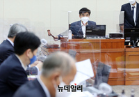 [포토] 의사진행 하는 김병욱 정무위원회 법안심사 소위원장