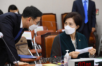 [포토] 차관과 대화 나누는 유은혜 부총리