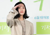 [포토] 배우 이수경 "6월에 영화 '기적'으로 만나요"