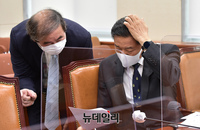 [포토] 보좌진과 대화 나누는 황기철 국가보훈처장