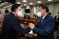 [포토] 인사 나누는 김태년-김성원