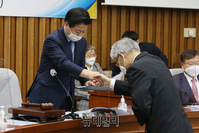 [포토] 선서문 전달하는 천대엽 대법관 후보자