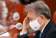 [포토] 머리 만지는 권칠승 중소벤처기업부 장관