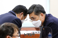 [포토] 대화 나누는 서욱 국방부 장관