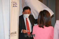 [포토] 투표하는 주호영 국민의힘 원내대표