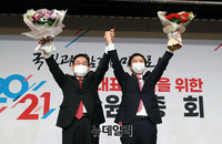 [포토] 손들어 인사하는 주호영·김기현