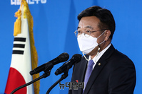 [포토] 인사말 하는  윤호중 민주당 원내대표 겸 비상대책위원장