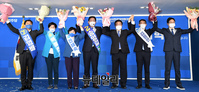 [포토] 손들어 인사하는 더불어민주당 신임 지도부