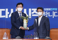 [포토] 文대통령 축하난 전달 받는 송영길 신임 대표