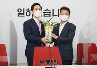 [포토] 文 대통령 축하난 전달 받는 김기현 신임 원내대표