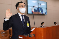 [포토] 선서하는 문승욱 산업통상자원부 장관 후보자