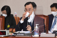 [포토] 물 마시는 문승욱 산업통상자원부 장관 후보자