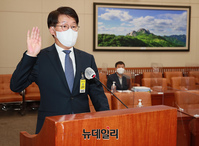 [포토] 선서하는 안경덕 고용노동부 장관 후보자