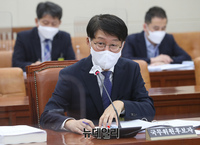 [포토] 답변하는 안경덕 고용노동부 장관 후보자