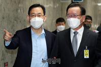 [포토] 대화 나누는 김부겸 총리 후보자와 주호영 의원