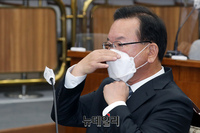 [포토] 마스크 고쳐쓰는 김부겸 국무총리 후보자