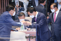 [포토] 긴급의총 참석하는 김기현 국민의힘 대표 권한대행