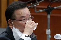 [포토] 물 마시는 김부겸 국무총리 후보자