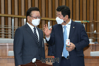 [포토] 의원들과 대화 나누는 김부겸 국무총리 후보자