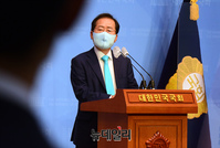 [포토] 기자들의 질문에 답하는 홍준표