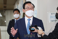 [포토] 법정 향하는 송철호 울산시장