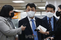 [포토] 법정으로 향하는 이진석 청와대 국정상황실장