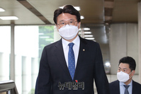 [포토] 선거개입·하명수사 의혹 재판 참석하는 황운하