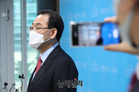 [포토] 기자들의 질문에 답하는 주호영 의원