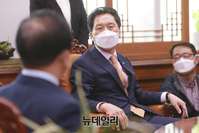 [포토] 대화 나누는 국회의장과 여야 원내대표